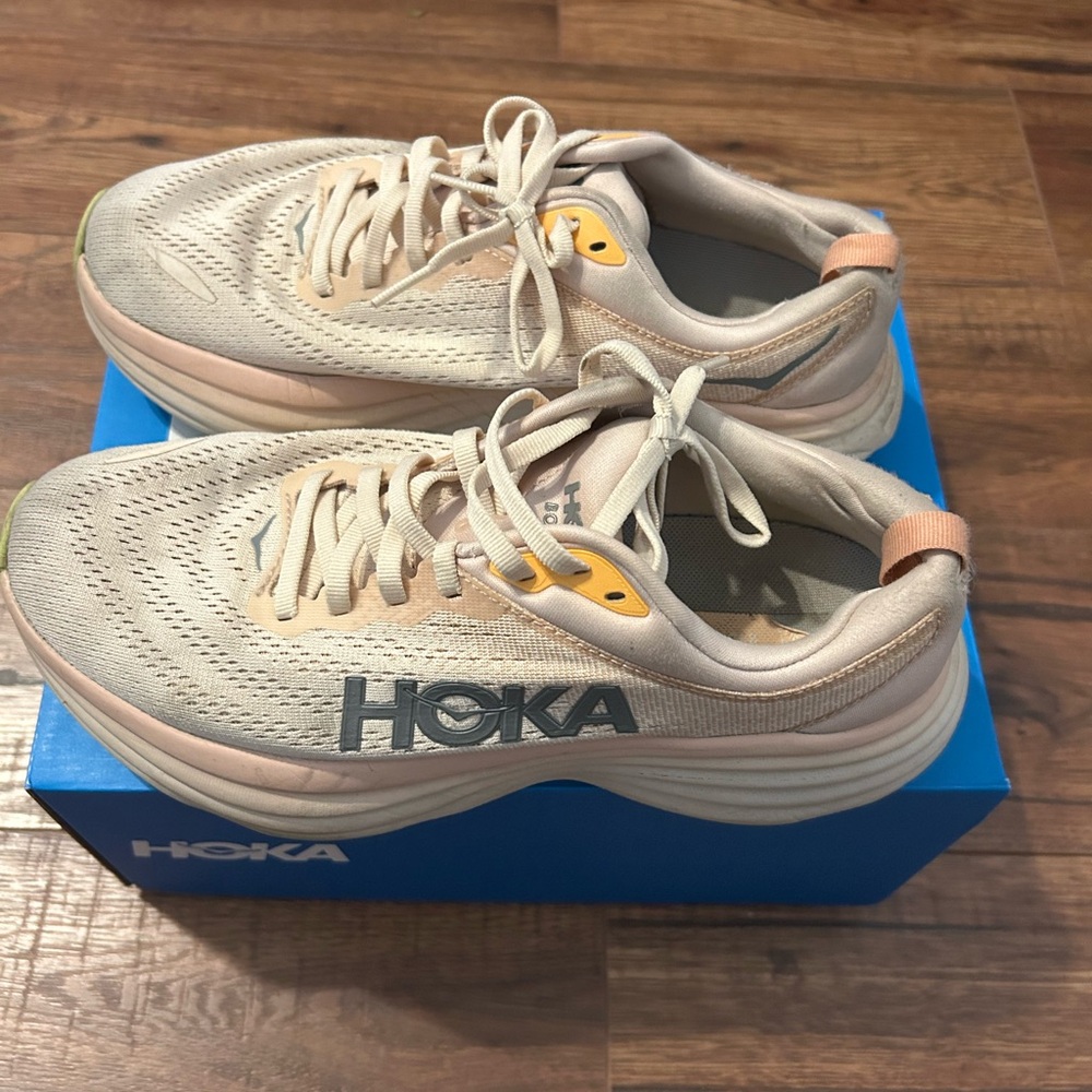 Hoka Women’s Bondi Running Shoes 7.5 vanilla cream